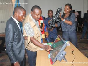 Séance de sensibilisation sur l’utilisation de la machine à voter organisée par la commission électorale nationale indépendante (CENI) à Kinshasa, le 25/05/2018. Radio Okapi/Ph. John Bompengo