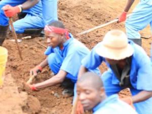 La CVR découvre de nouvelles fosses communes qui divisent les Burundais
