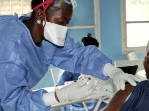 Lors de la campagne de vaccination contre Ebola menée par l'OMS, à Mbandaka, en RDC, le 30 mai 2018. © Sam Mednick/AP/SIPA